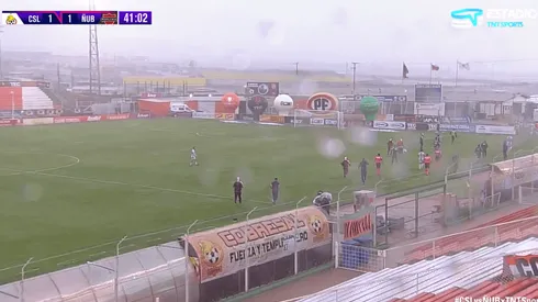 Los jugadores se cubrían la cabeza ante los intensos granizos