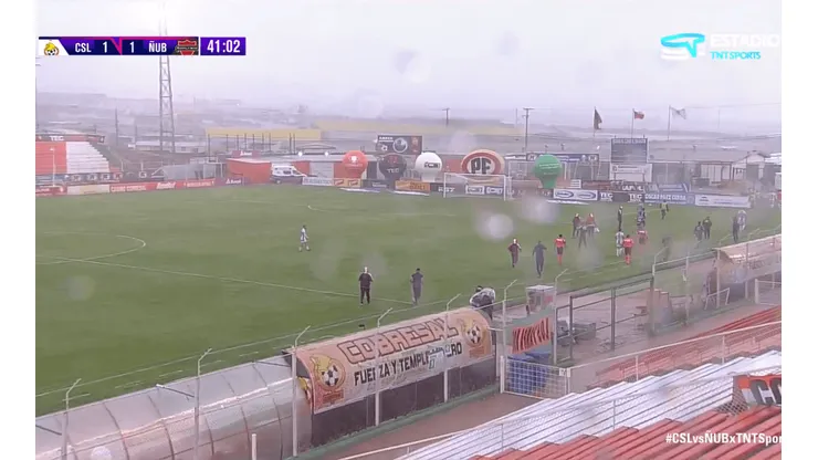 Los jugadores se cubrían la cabeza ante los intensos granizos