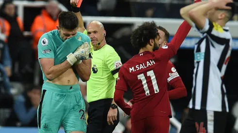 Chambonada: Pope se gana la expulsión con flor de condoro ante Liverpool.