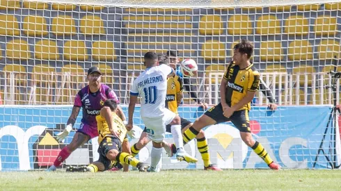 Brayan Palmezano remata sobre la portería de Diego Sánchez para poner el 1-0