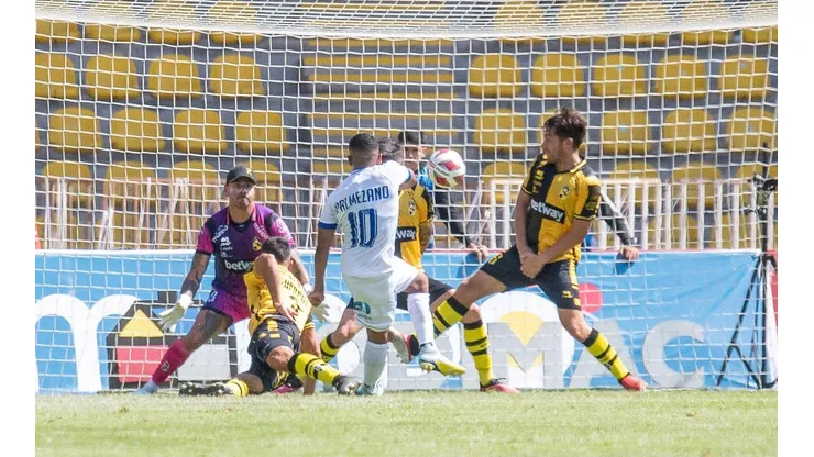 Brayan Palmezano remata sobre la portería de Diego Sánchez para poner el 1-0