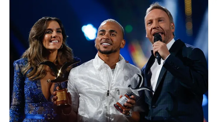 El cantante puertorriqueño Ozuna junto a los animadores en el Festival de Viña del Mar 2020