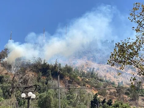 Logran controlar incendio en el Cerro San Cristóbal
