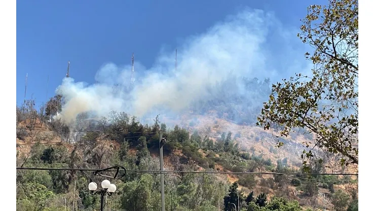 Logran controlar incendio en el Cerro San Cristóbal