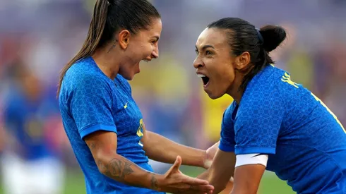 Debinha y Marta celebrando el gol del triunfo