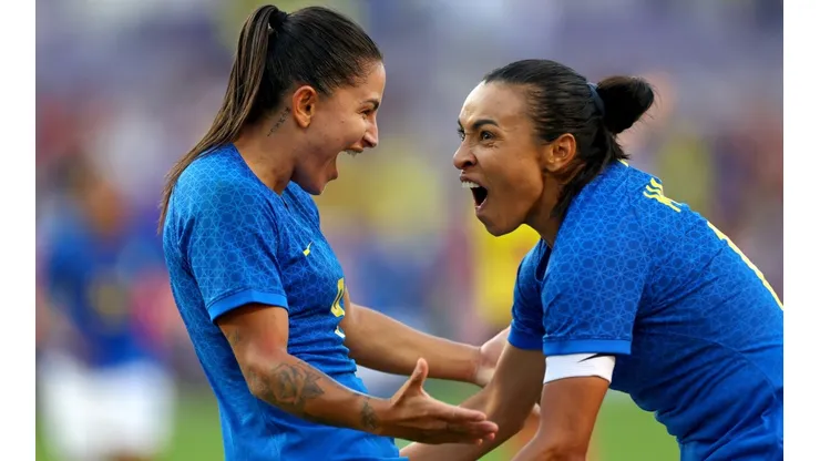 Debinha y Marta celebrando el gol del triunfo