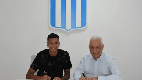 Tomás Avilés firmó su primer contrato profesional en la Academia, donde permanecerá hasta 2026.