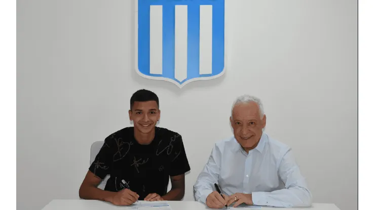 Tomás Avilés firmó su primer contrato profesional en la Academia, donde permanecerá hasta 2026.
