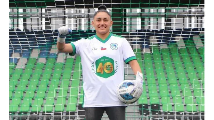 Tania Ulloa firmó su primer contrato profesional