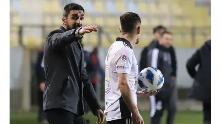 Paqui Meneghini da indicaciones ante la mirada de Leonardo Gil en un partido entre Colo Colo y Everton.