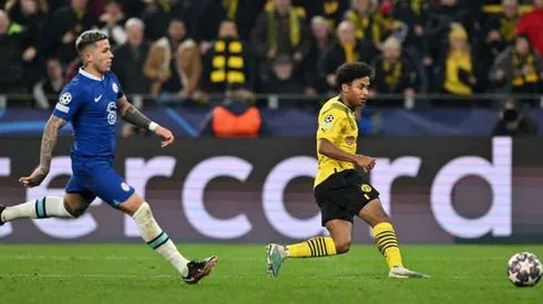 Enzo Fernández no pudo con la velocidad de Adeyemi