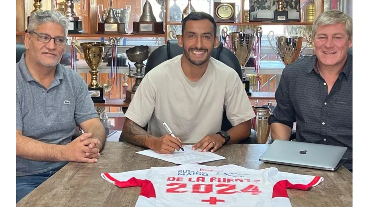 Ronald de la Fuente extiende su contrato con Curicó Unido