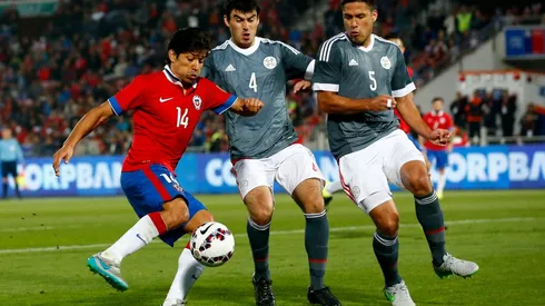 Matías Fernández ante Paraguay.