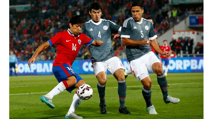 Matías Fernández ante Paraguay.