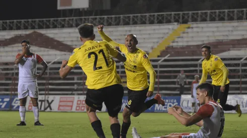 Humberto Suazo celebra su segundo gol por San Luis de Quillota ante el lamento de Gonzalo Espinoza y Unión San Felipe.