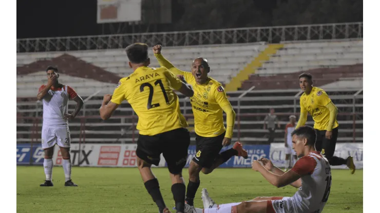 Humberto Suazo celebra su segundo gol por San Luis de Quillota ante el lamento de Gonzalo Espinoza y Unión San Felipe.