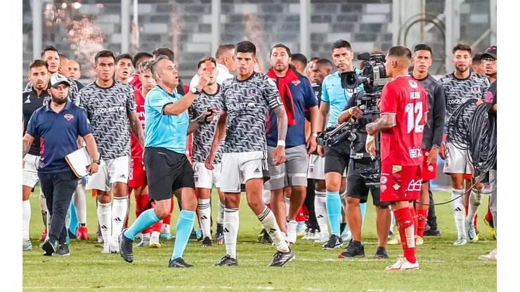 Héctor Jona expulsa a Pato Rubio en el Monumental