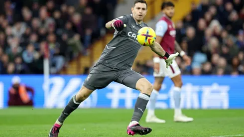 Aston Villa espera ofertas por el Dibu Martínez.