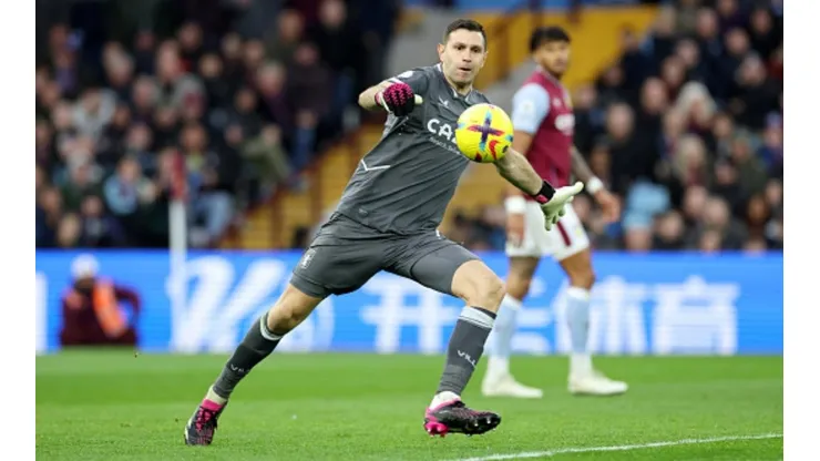 Aston Villa espera ofertas por el Dibu Martínez.