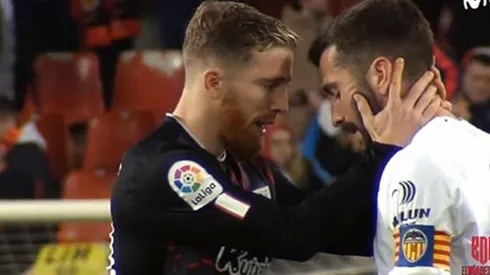 Muniain habla con Gayá tras el pitazo final