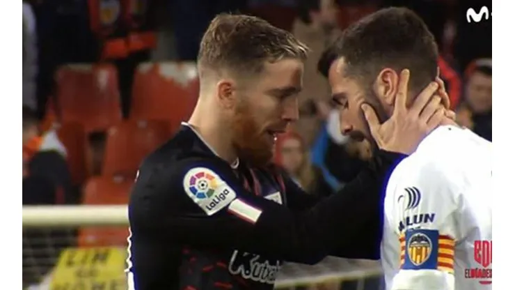 Muniain habla con Gayá tras el pitazo final