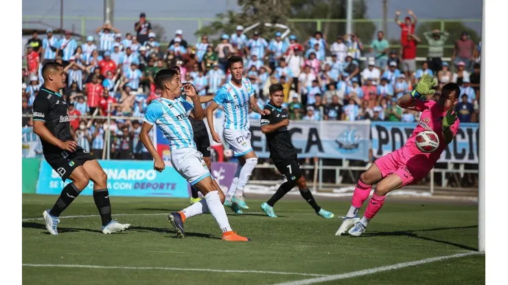 Magallanes usó la cancha de San Bernardo para su debut en el torneo.