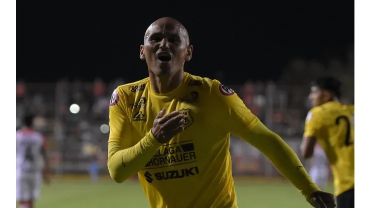 Humberto Suazo fue figura en la gran victoria de San Luis ante San Felipe en el inicio del Campeonato Ascenso.