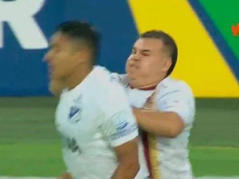 Delincuente le pega feroz puñetazo por la espalda a jugador