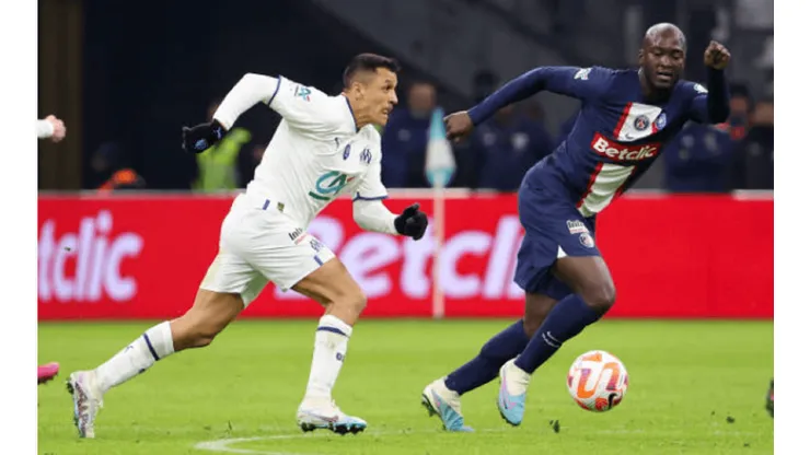 Alexis Sánchez conduce la pelota ante la marca del portugués Danilo Pereira en la victoria del Marsella ante el PSG por la Copa de Francia.