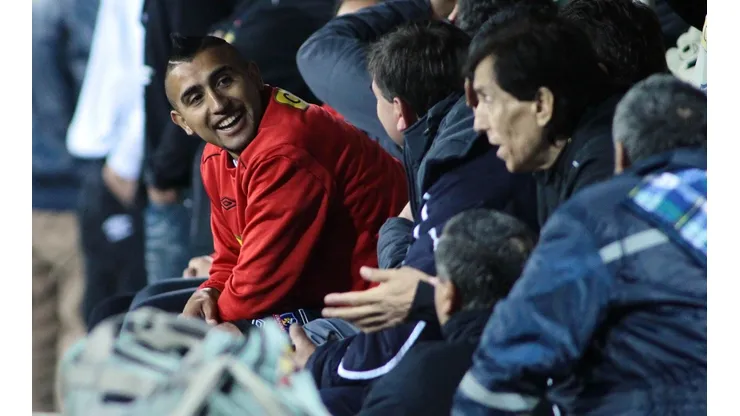 Arturo Vidal comparte banco de suplentes con el Cóndor Rojas en un duelo a beneficio del portero que se jugó en el Monumental en 2013. (Agencia Uno).
