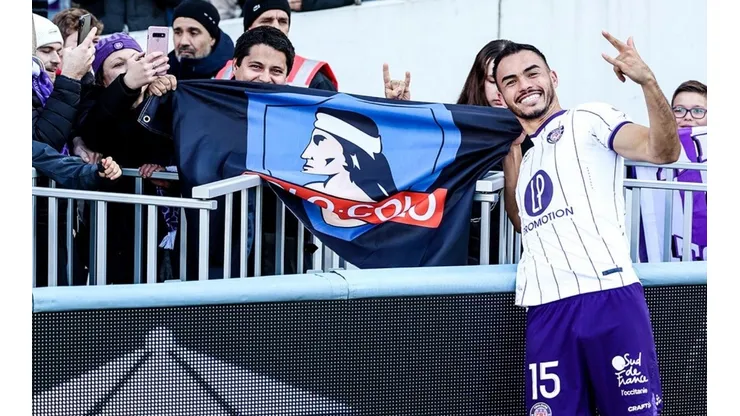 El lateral formado en Colo Colo se encontró con un hincha del Cacique en el Municipal de Toulouse.