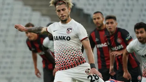Angelo Sagal con la camiseta del Gaziantep de Turquía