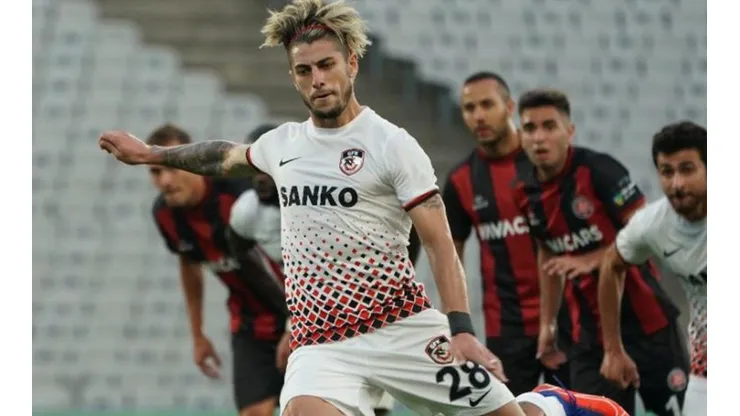 Angelo Sagal con la camiseta del Gaziantep de Turquía