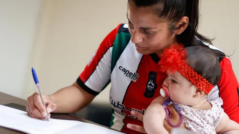 Palestino anuncia el fichaje de Nicole Cornejo con su hija en brazos