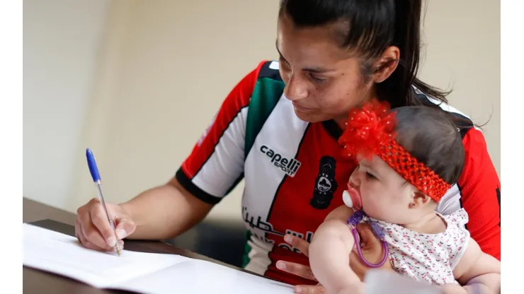 Palestino anuncia el fichaje de Nicole Cornejo con su hija en brazos