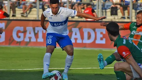 Aravena marcó un gran gol para la UC con un zurdazo