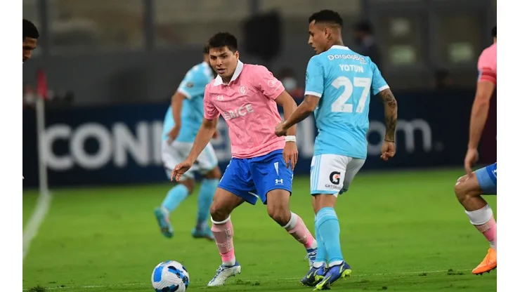 Yoshimar Yotún ante la UC. Jugó dos partidos por Sporting Cristal vs. los cruzados en la Copa Libertadores 2022.