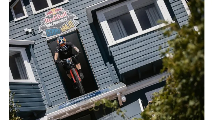 Las calles de Valparaíso se llenan de adrenalina en una nueva versión de Red Bull Valparaíso Cerro Abajo..