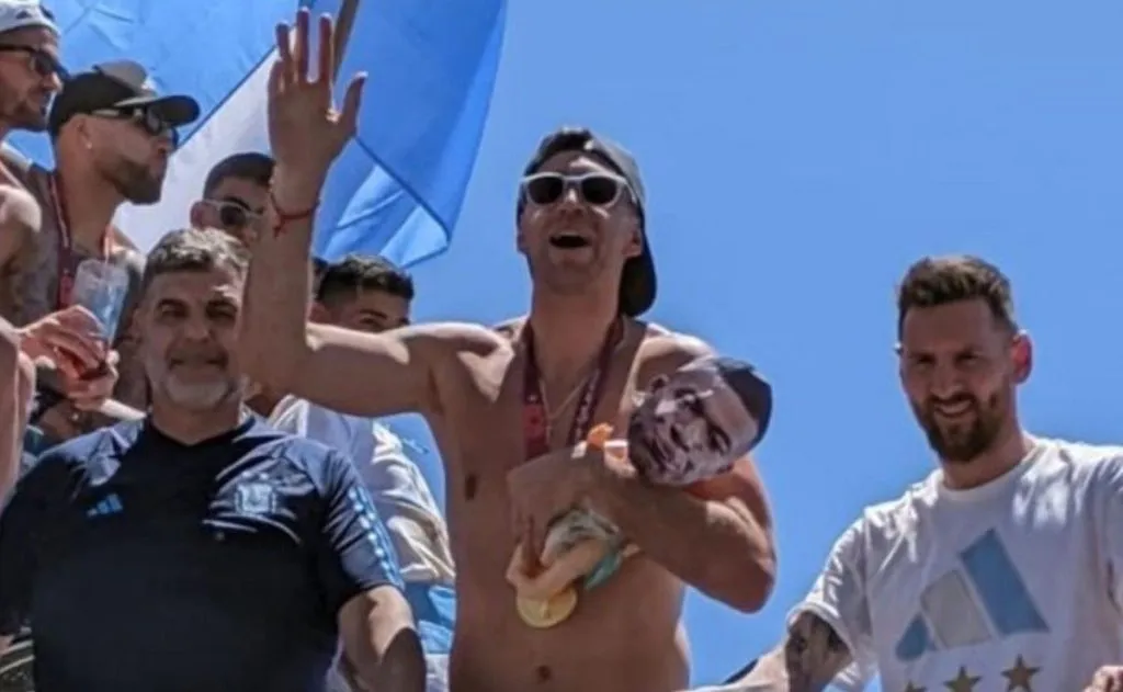 Dibu Martínez celebró el título del Mundial de Qatar 2022 con un peluche con la cara de Mbappé.