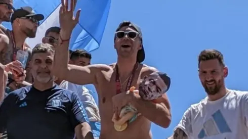 Dibu Martínez celebró el título del Mundial de Qatar 2022 con un peluche con la cara de Mbappé.