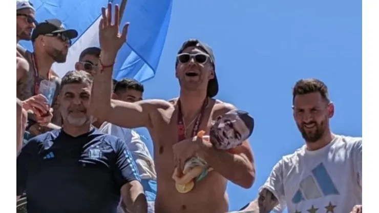 Dibu Martínez celebró el título del Mundial de Qatar 2022 con un peluche con la cara de Mbappé.