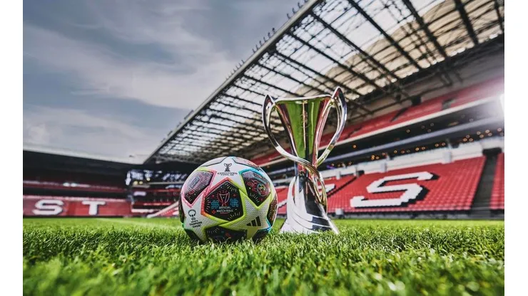 El balón oficial junto al trofeo en el PSV Stadium de Eindhoven