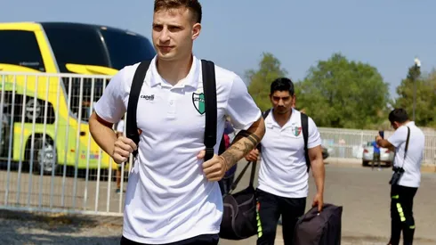 El plantel de Palestino viajó en dos grupos a Copiapó, donde jugará hoy por la cuarta fecha