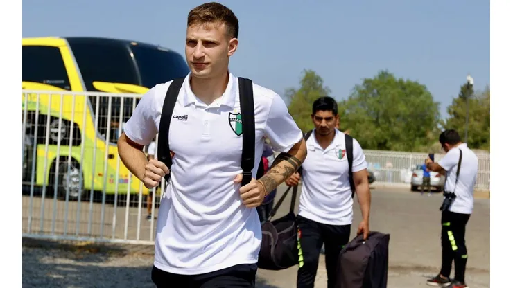 El plantel de Palestino viajó en dos grupos a Copiapó, donde jugará hoy por la cuarta fecha