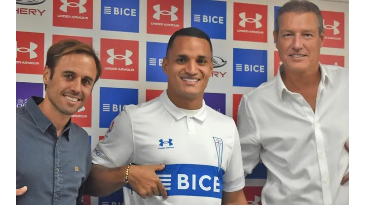 Rovirsa posando con su nueva camiseta