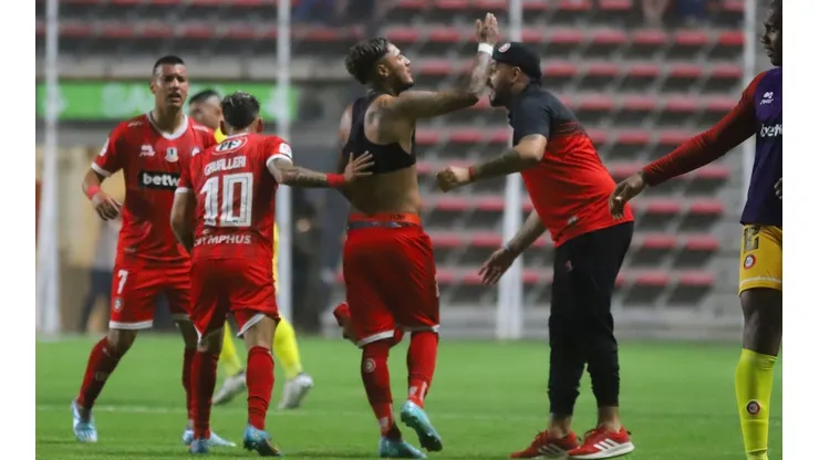Juan Carlos Gaete hizo un golazo y lo festejó con mucha efusividad.