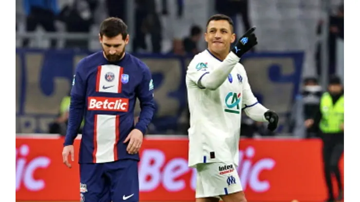 Alexis festejó ante Messi en Francia.