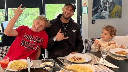 Neymar junto a su hijo Davi Lucca.
