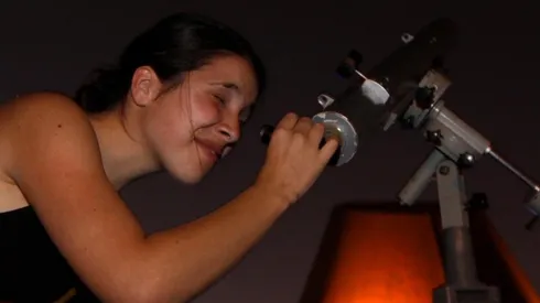 Mujer usa un telescopio