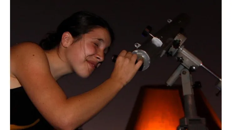 Mujer usa un telescopio